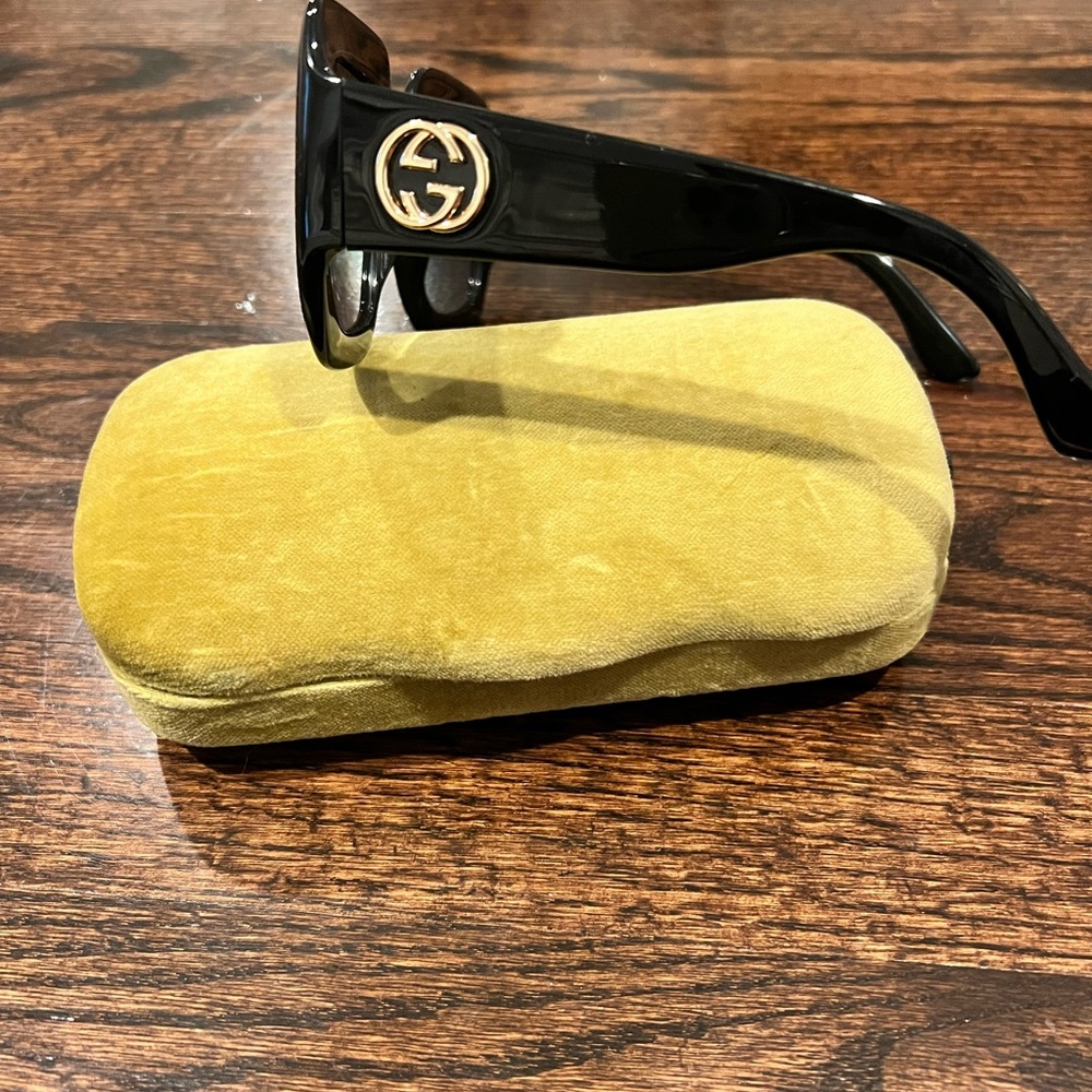 Oversized black and gold square GG gucci sunglasses - Picture 2 of 6